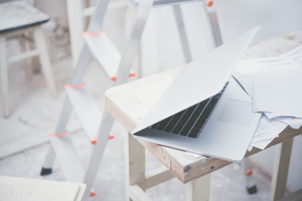 notebook en una oficina en remodelación