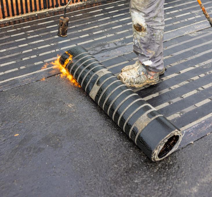 impermeabilizando un techo con membrana asfáltica